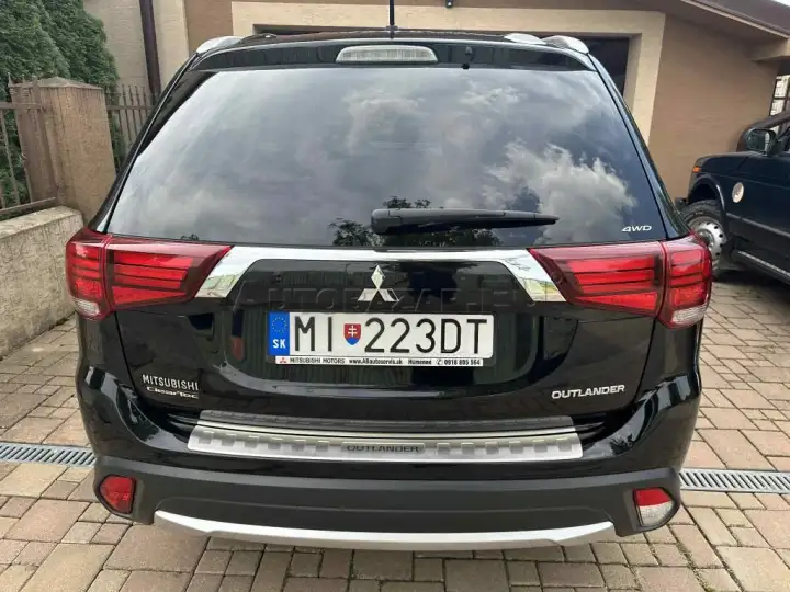 Additional image of the vehicle