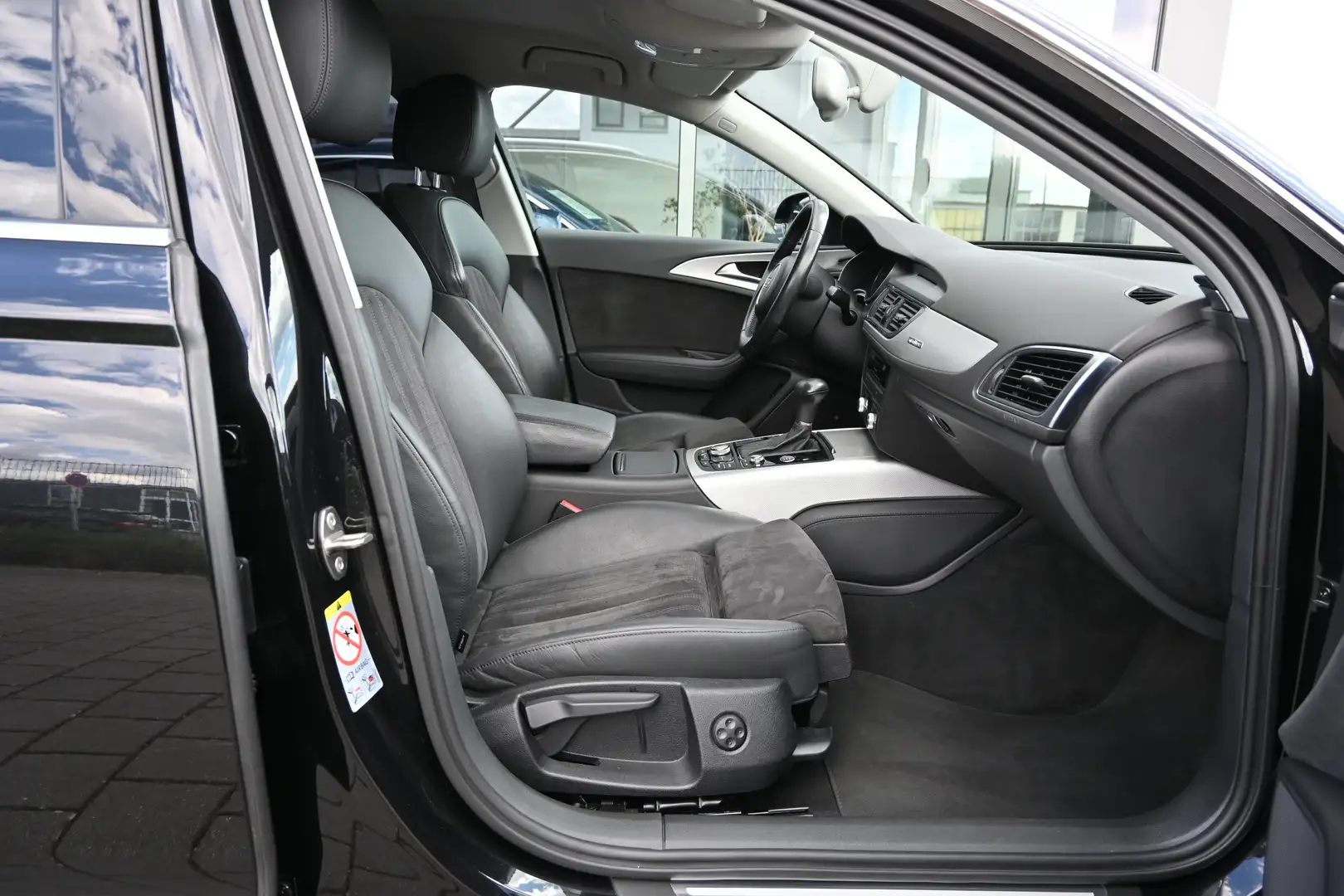Vehicle image, number 12