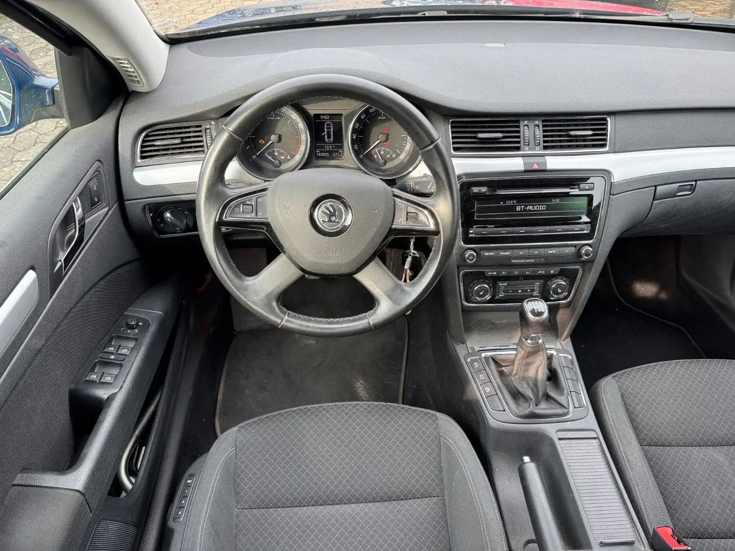 Vehicle image, number 6