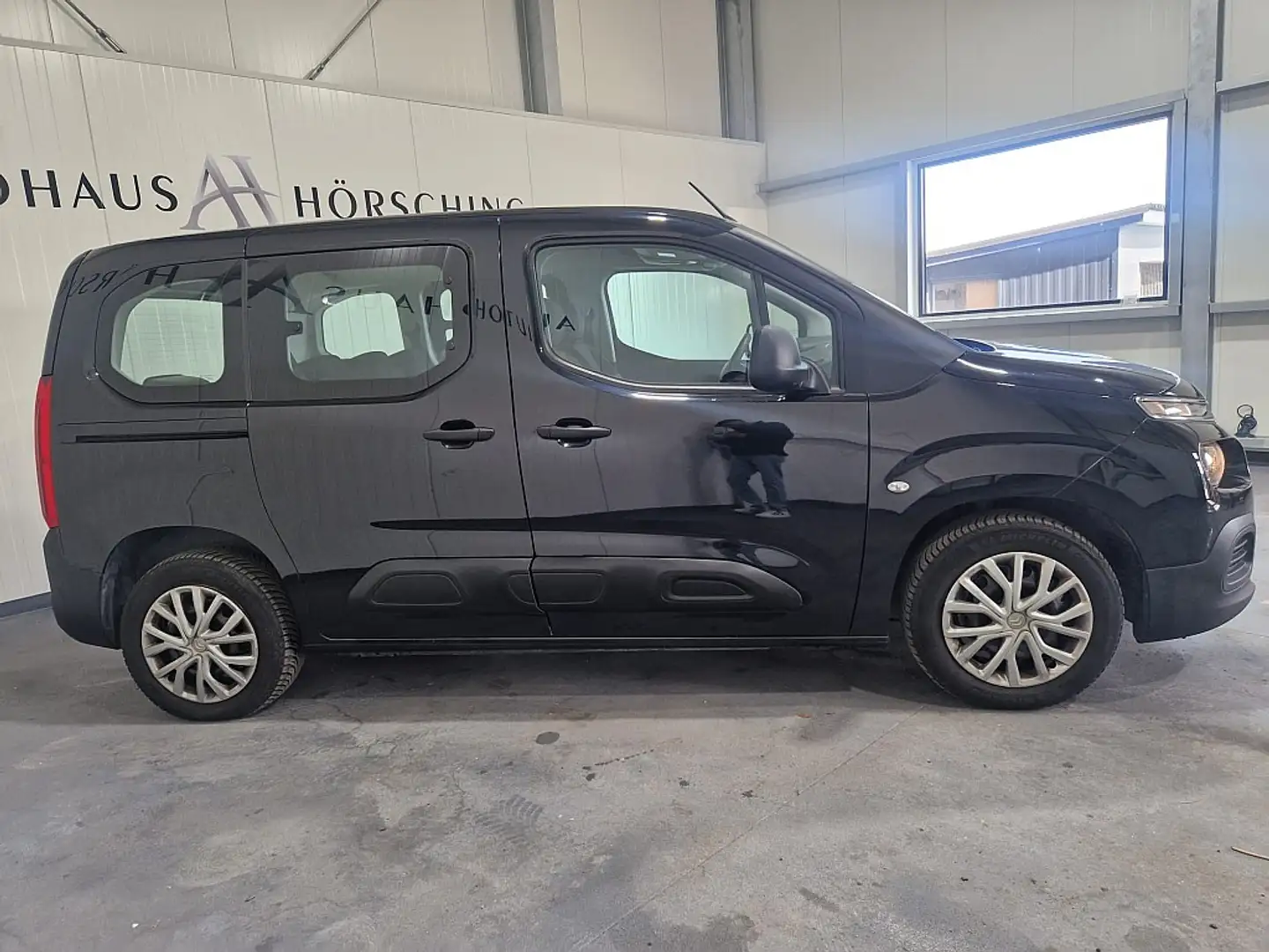Vehicle image, number 8