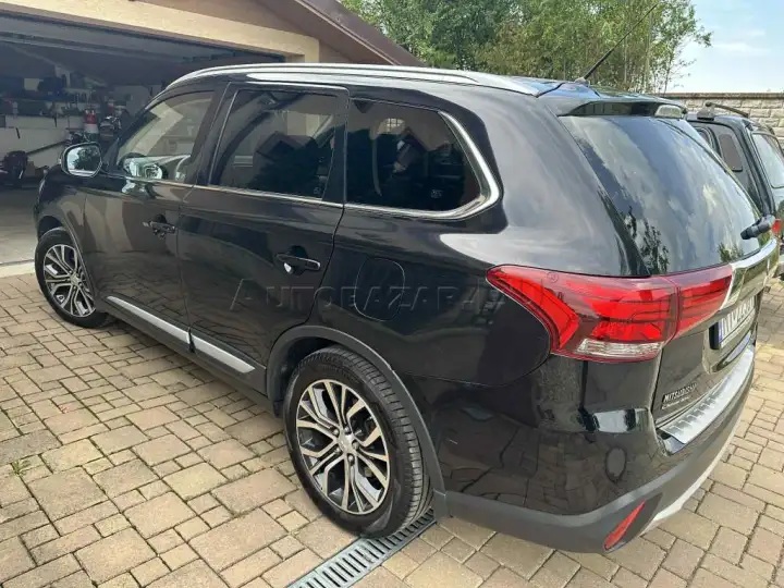 Additional image of the vehicle