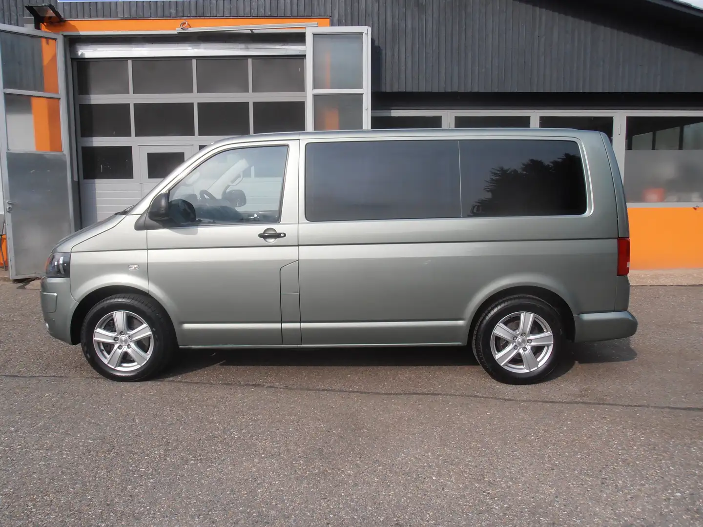 Vehicle image, number 6