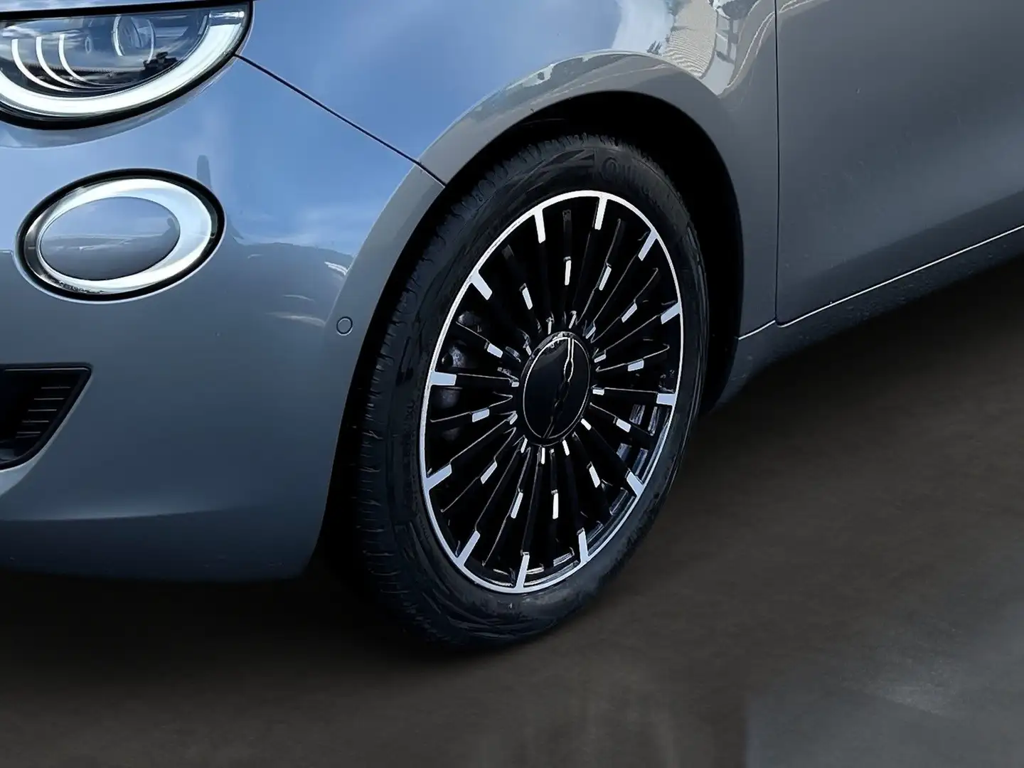 Vehicle image, number 10