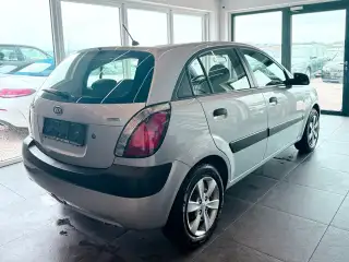 Vehicle image thumbnail, number 4