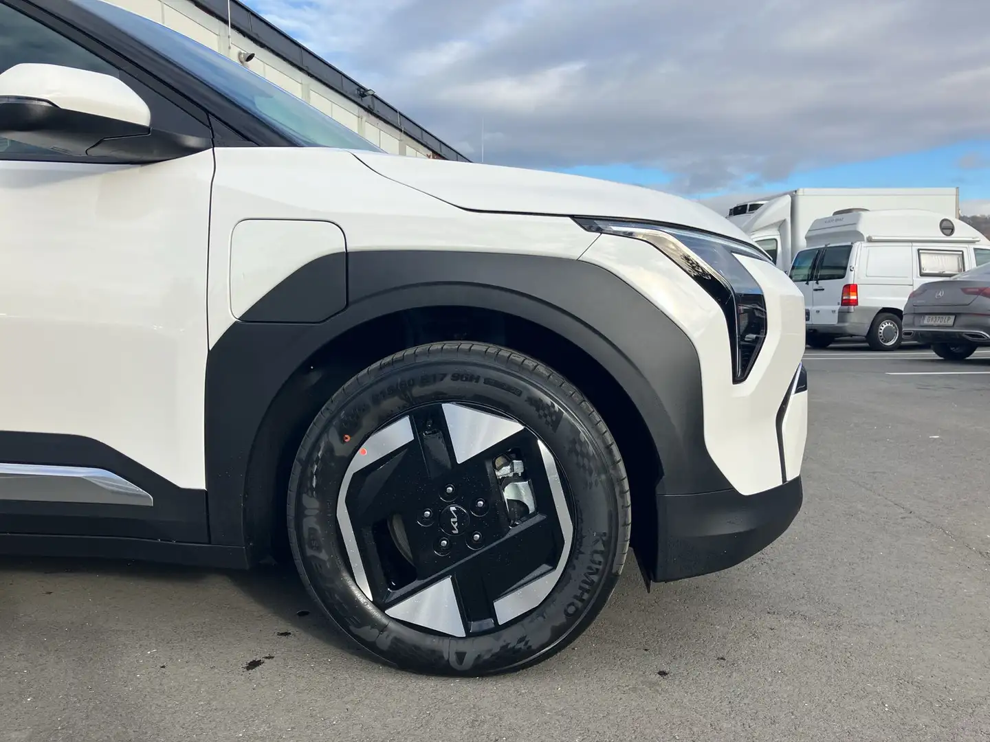 Vehicle image, number 12
