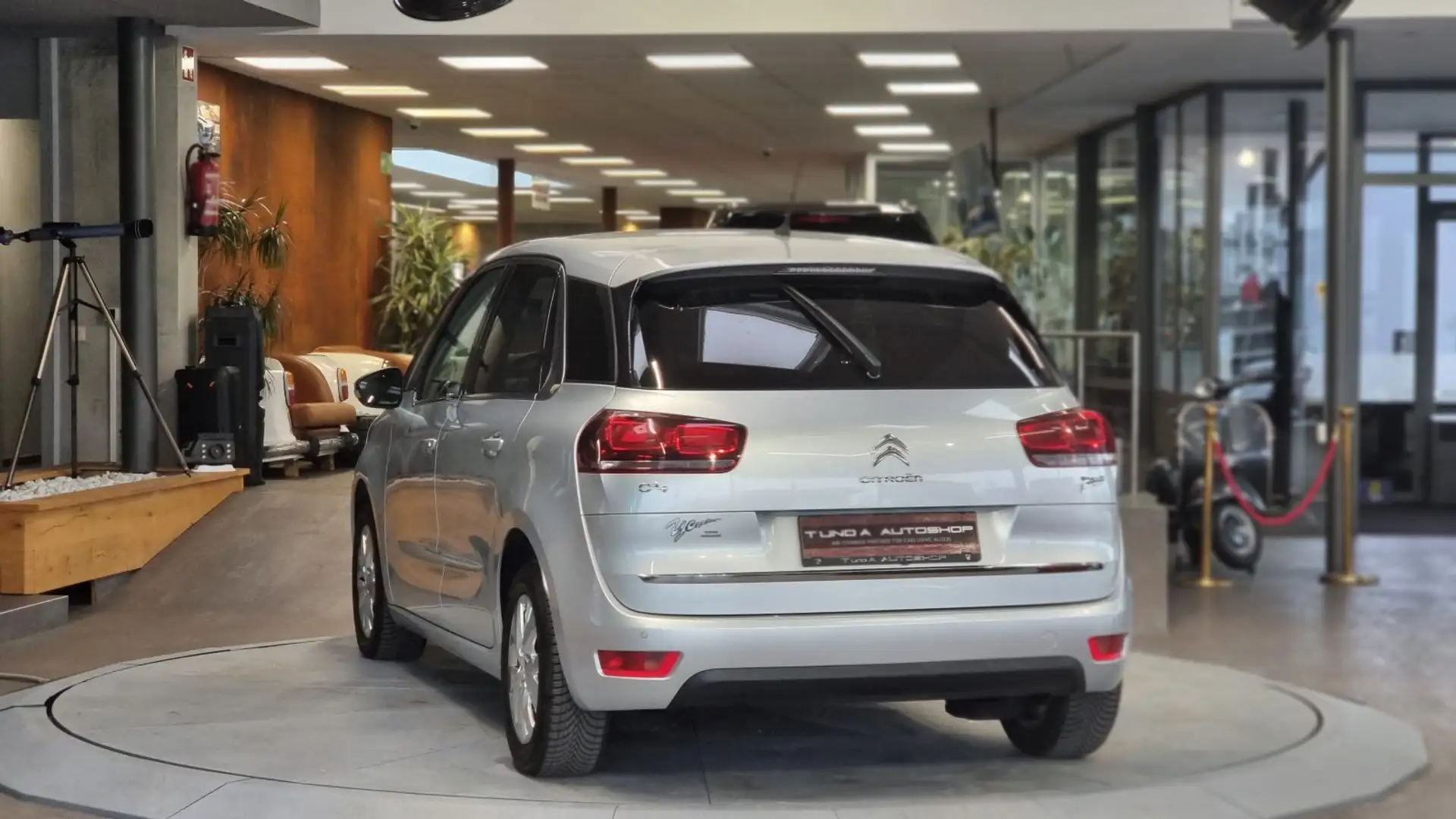 Vehicle image, number 8