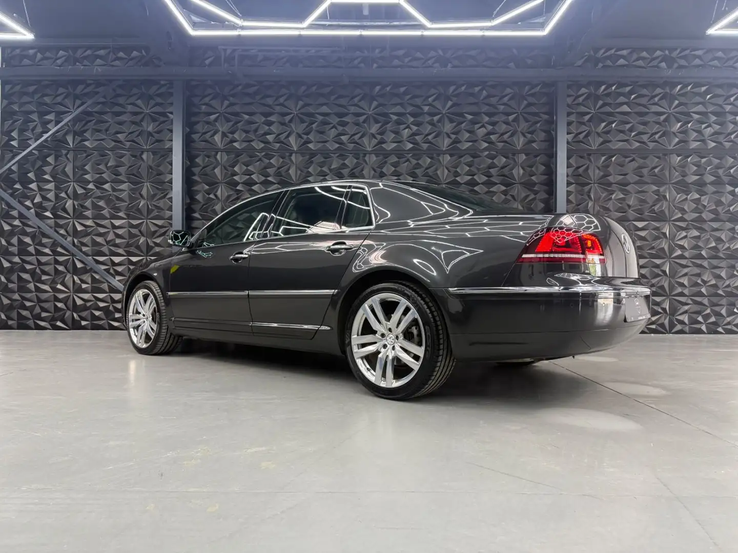Vehicle image, number 8