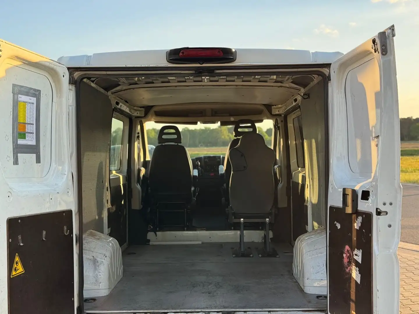 Vehicle image, number 12