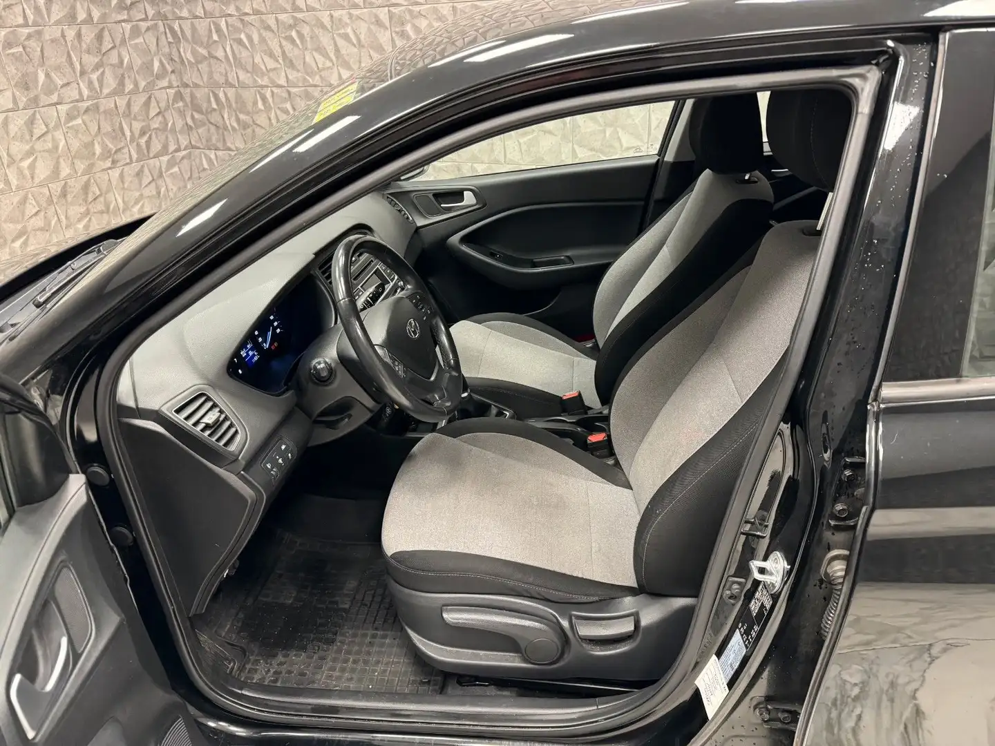 Vehicle image, number 12