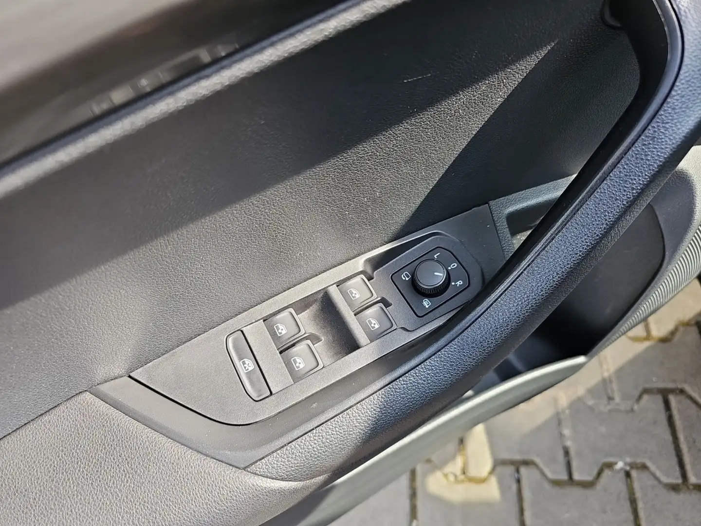 Vehicle image, number 12