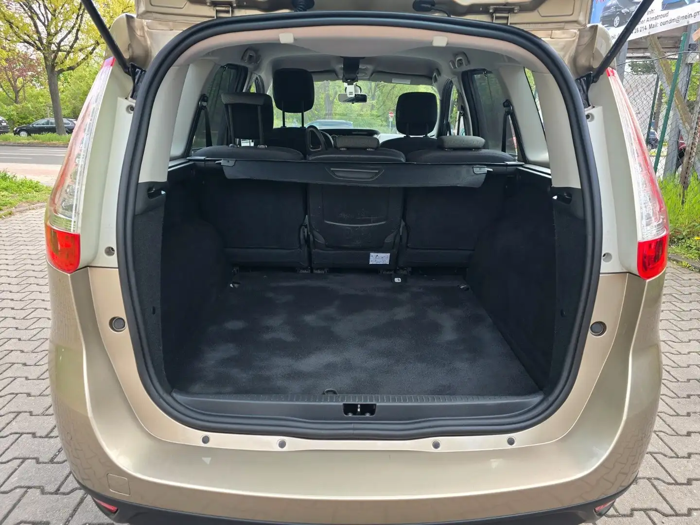 Vehicle image, number 12