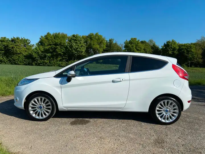 Additional image of the vehicle