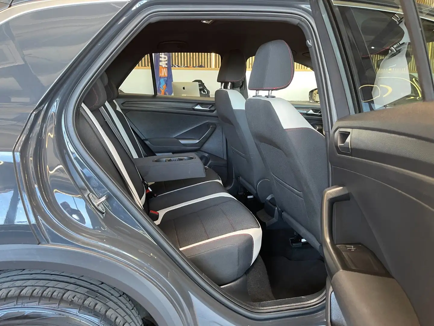 Vehicle image, number 12