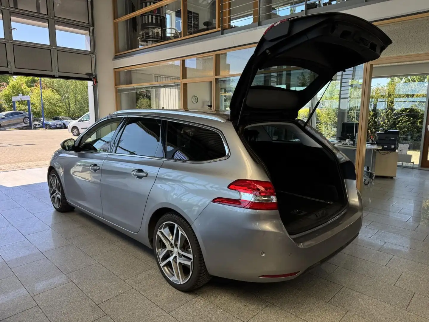 Vehicle image, number 9