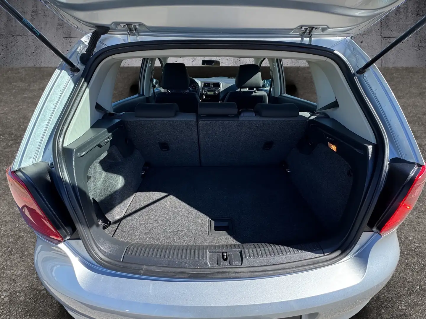 Vehicle image, number 12