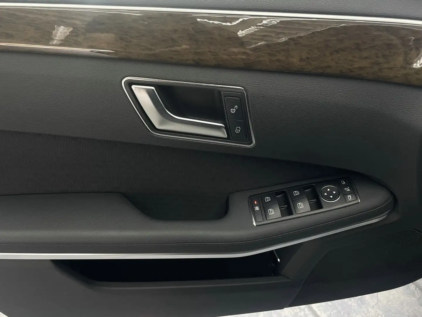Vehicle image, number 12