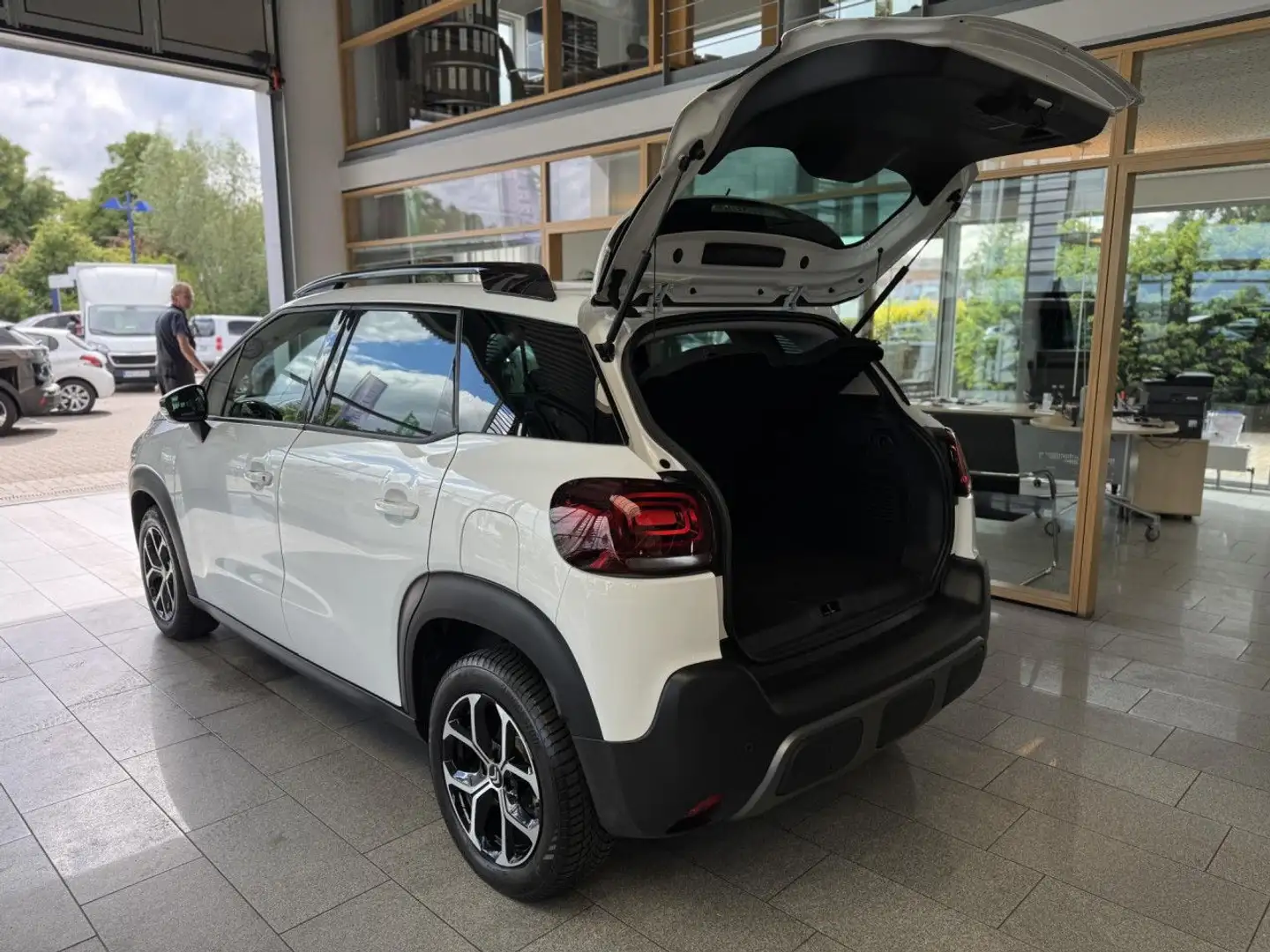 Vehicle image, number 9