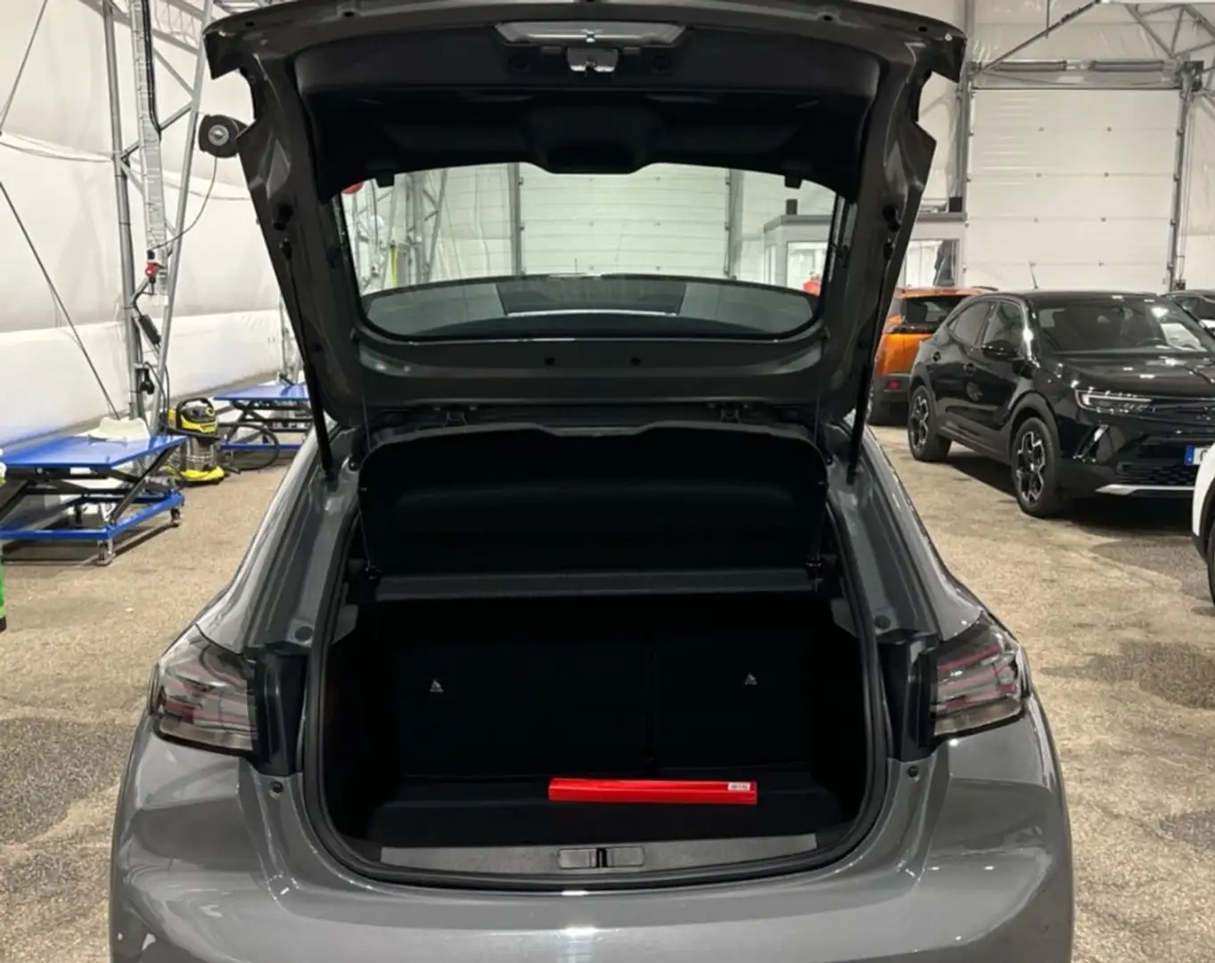 Vehicle image, number 12