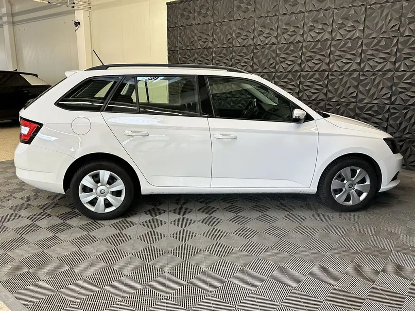 Vehicle image, number 13