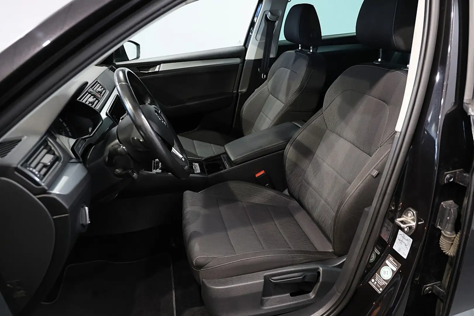 Vehicle image, number 9