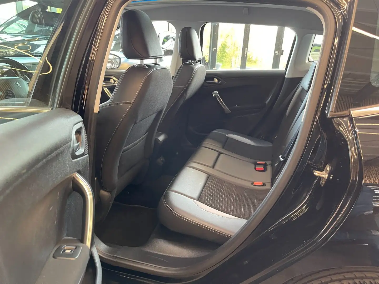 Vehicle image, number 11