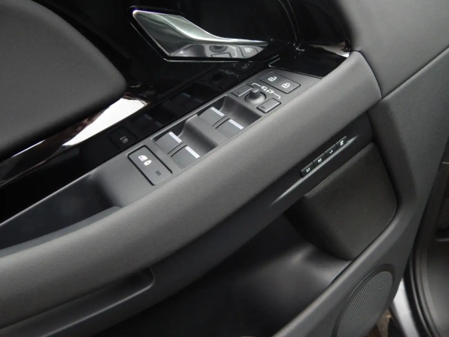 Vehicle image, number 6