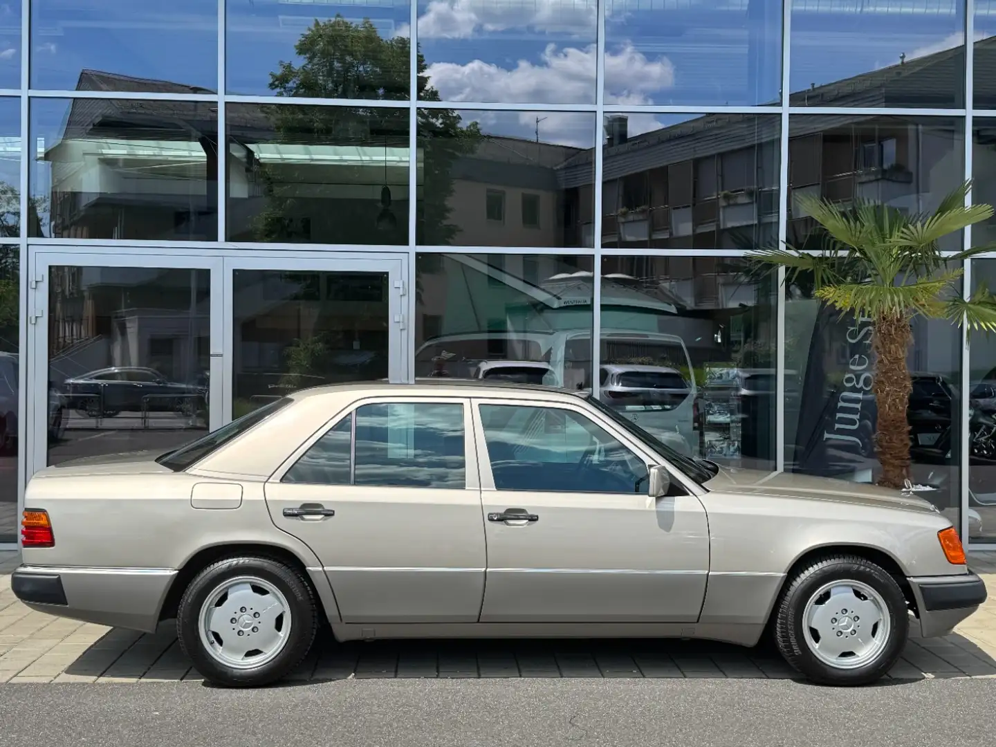 Vehicle image, number 3