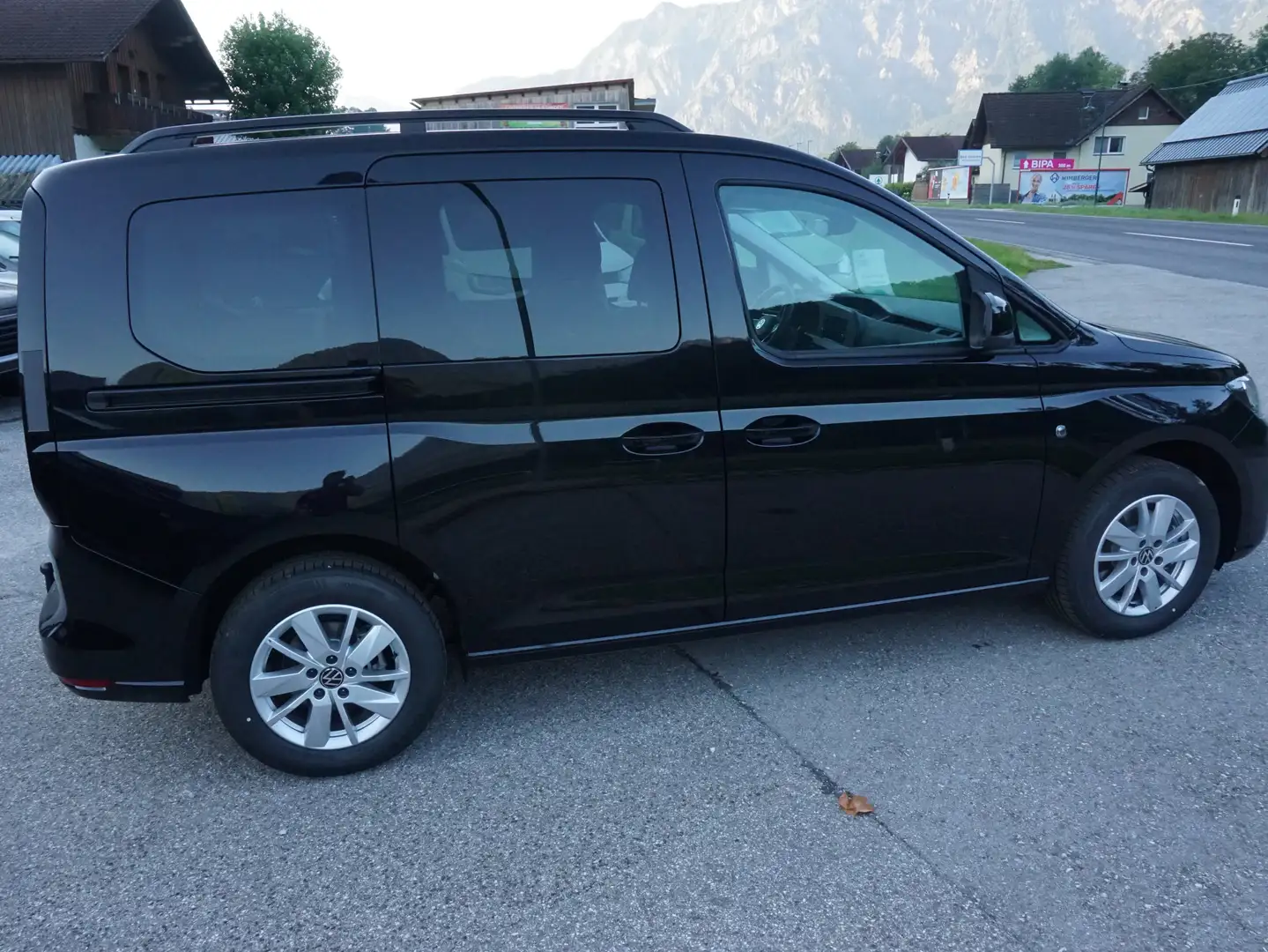 Vehicle image, number 12