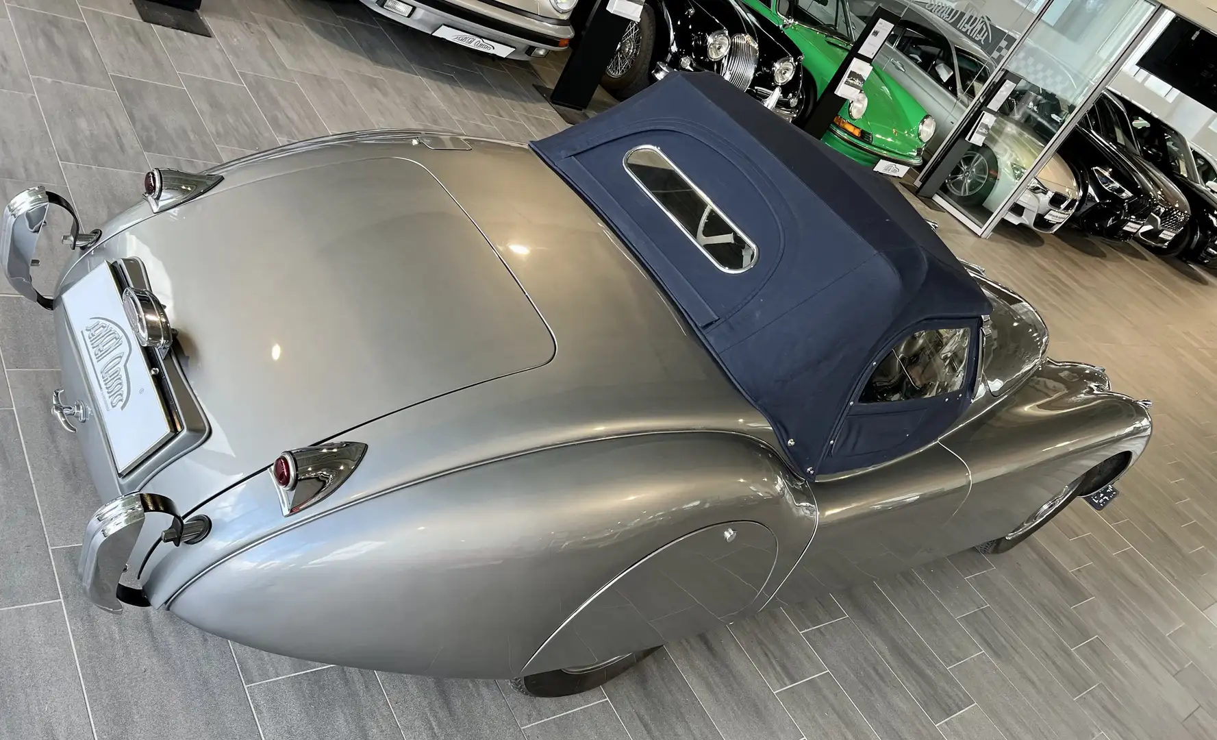 Vehicle image, number 12