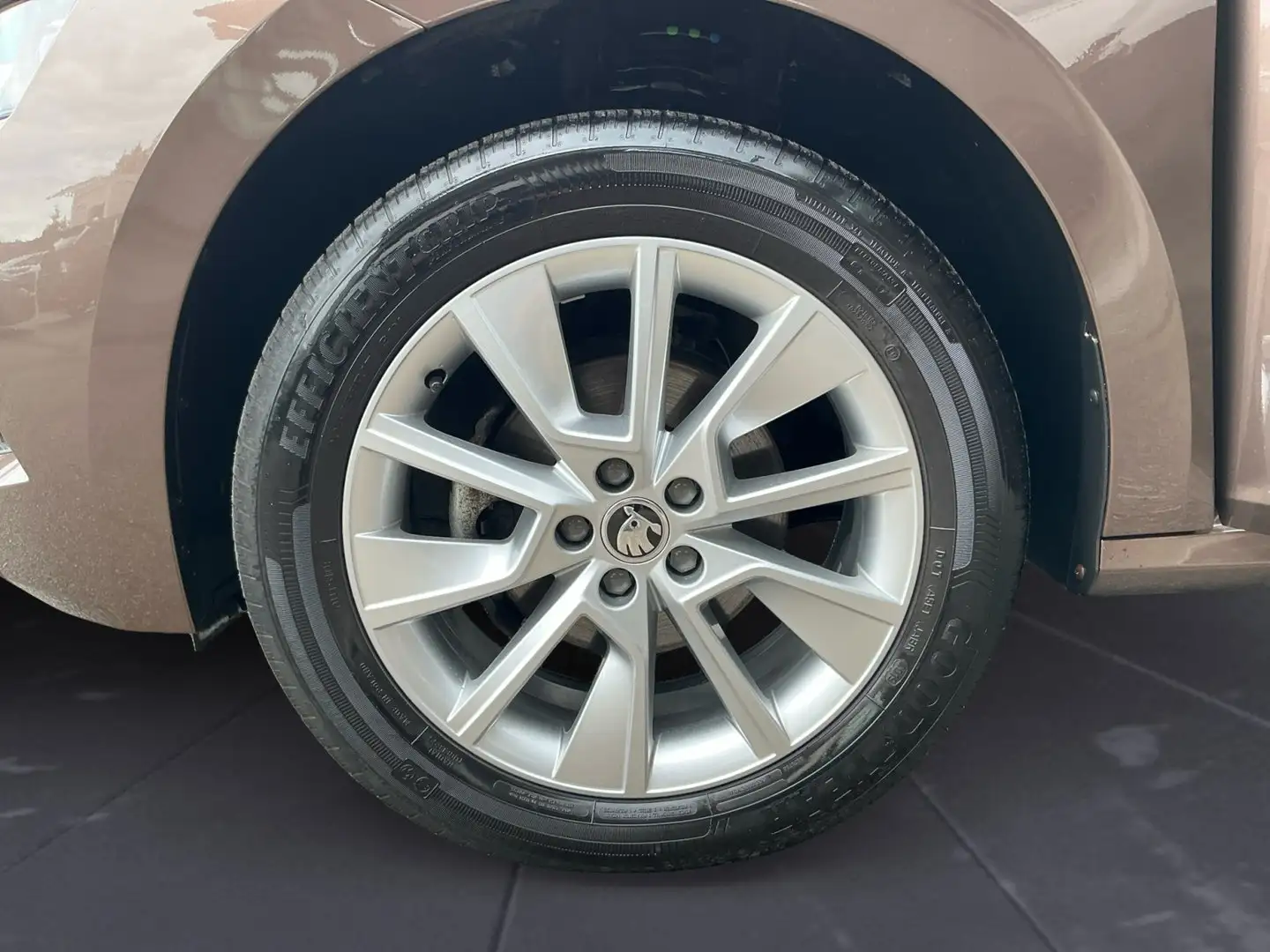 Vehicle image, number 9