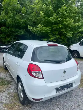 Vehicle image thumbnail, number 3