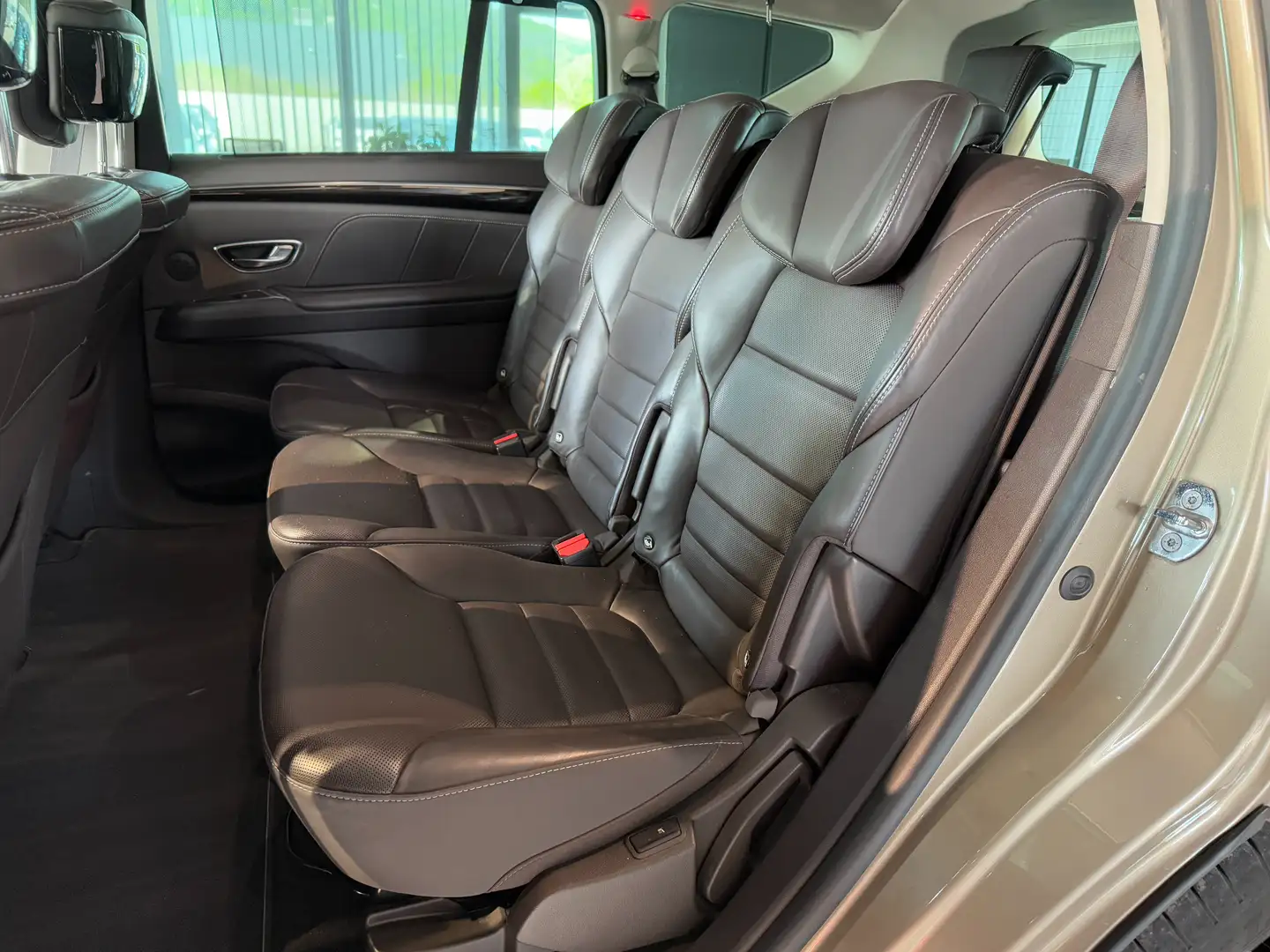 Vehicle image, number 9