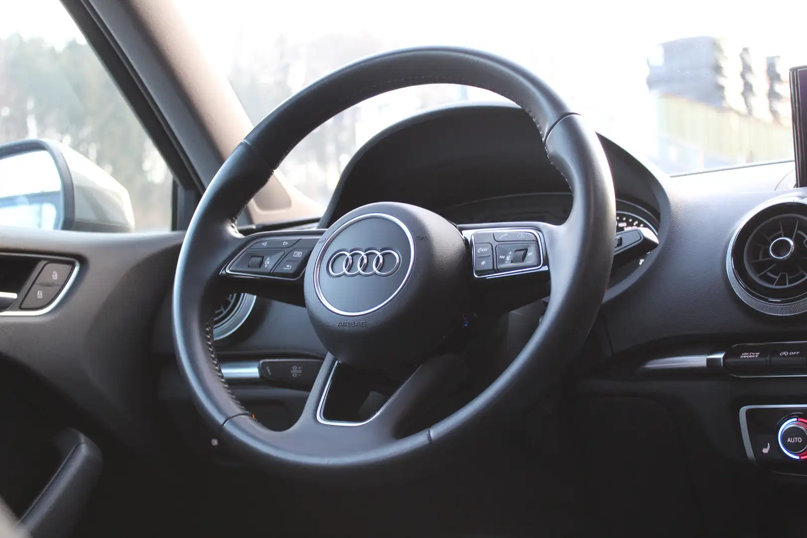 Vehicle image, number 8