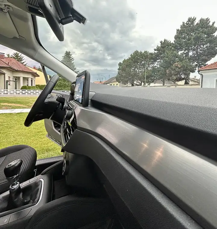 Additional image of the vehicle