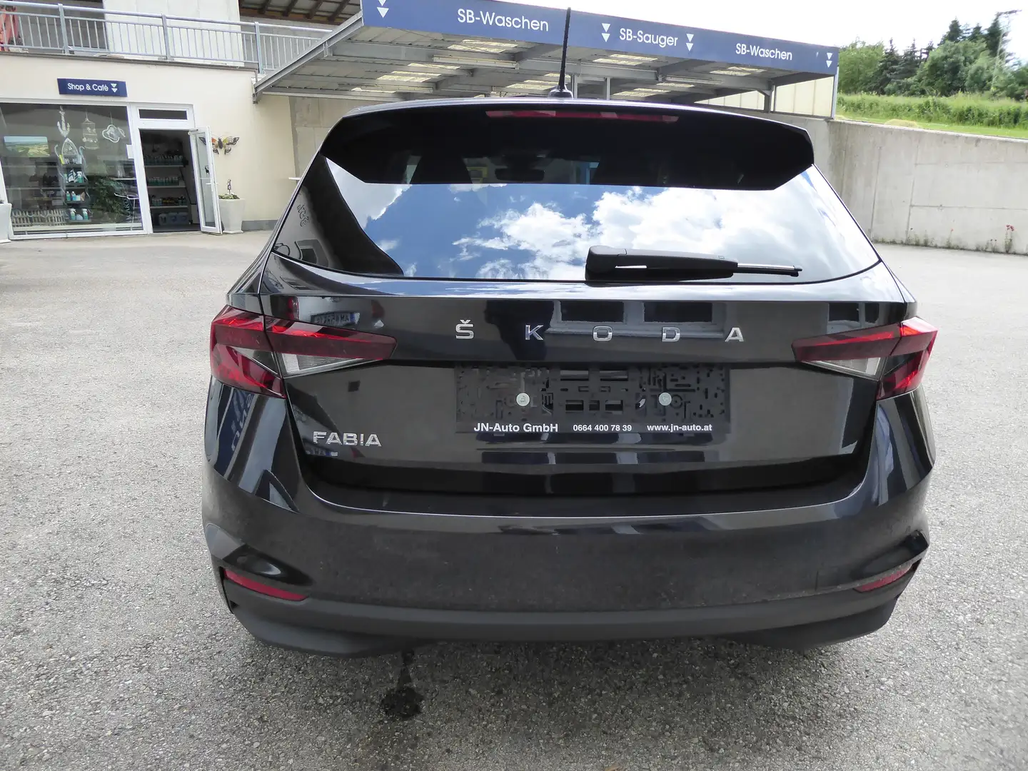 Vehicle image, number 6