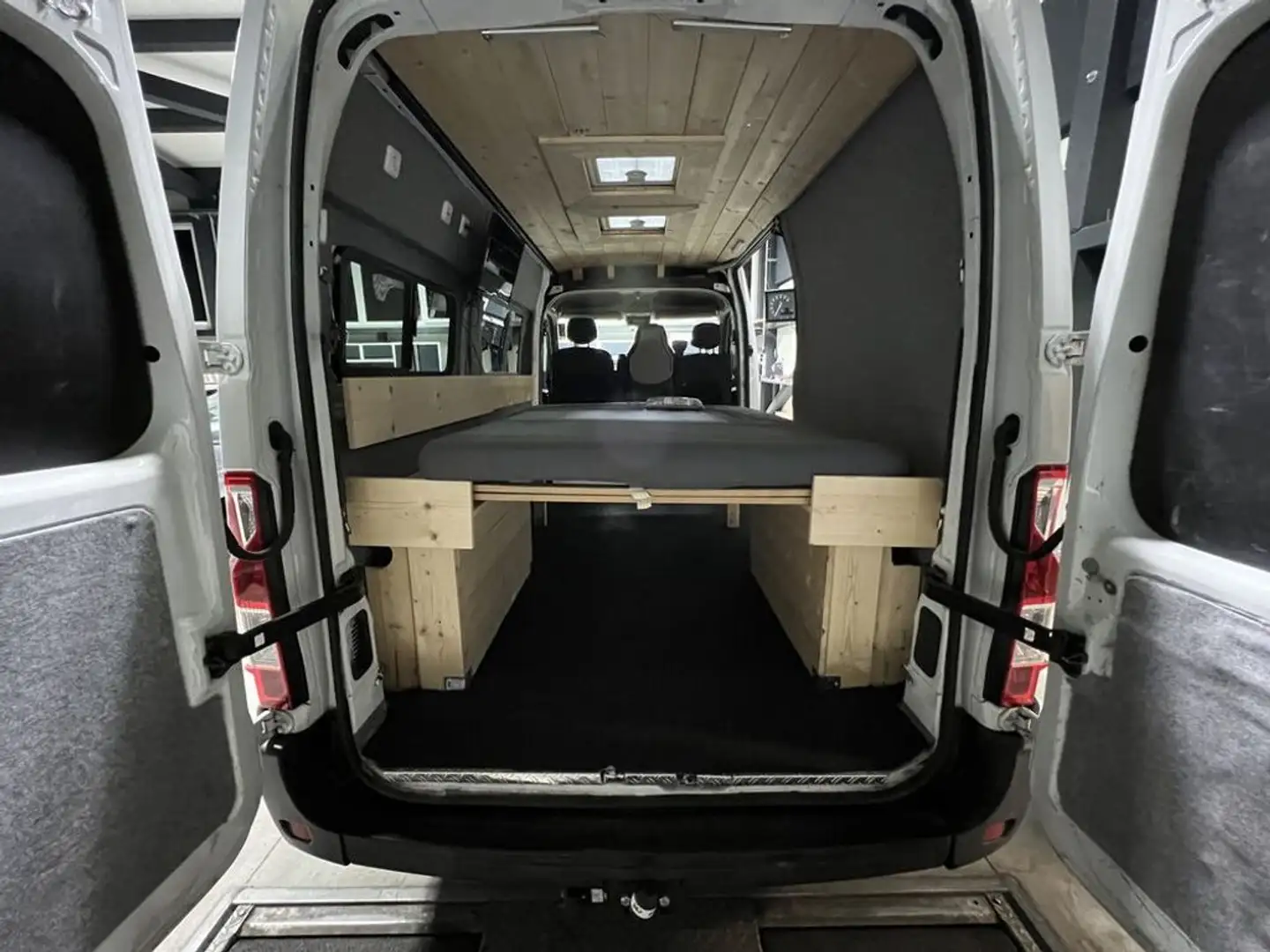 Vehicle image, number 9