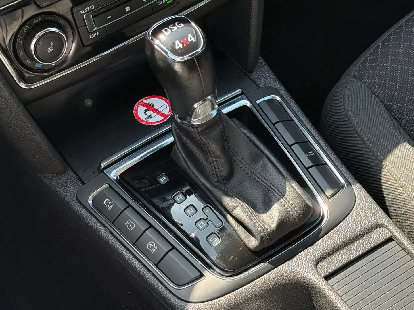 Vehicle image, number 12