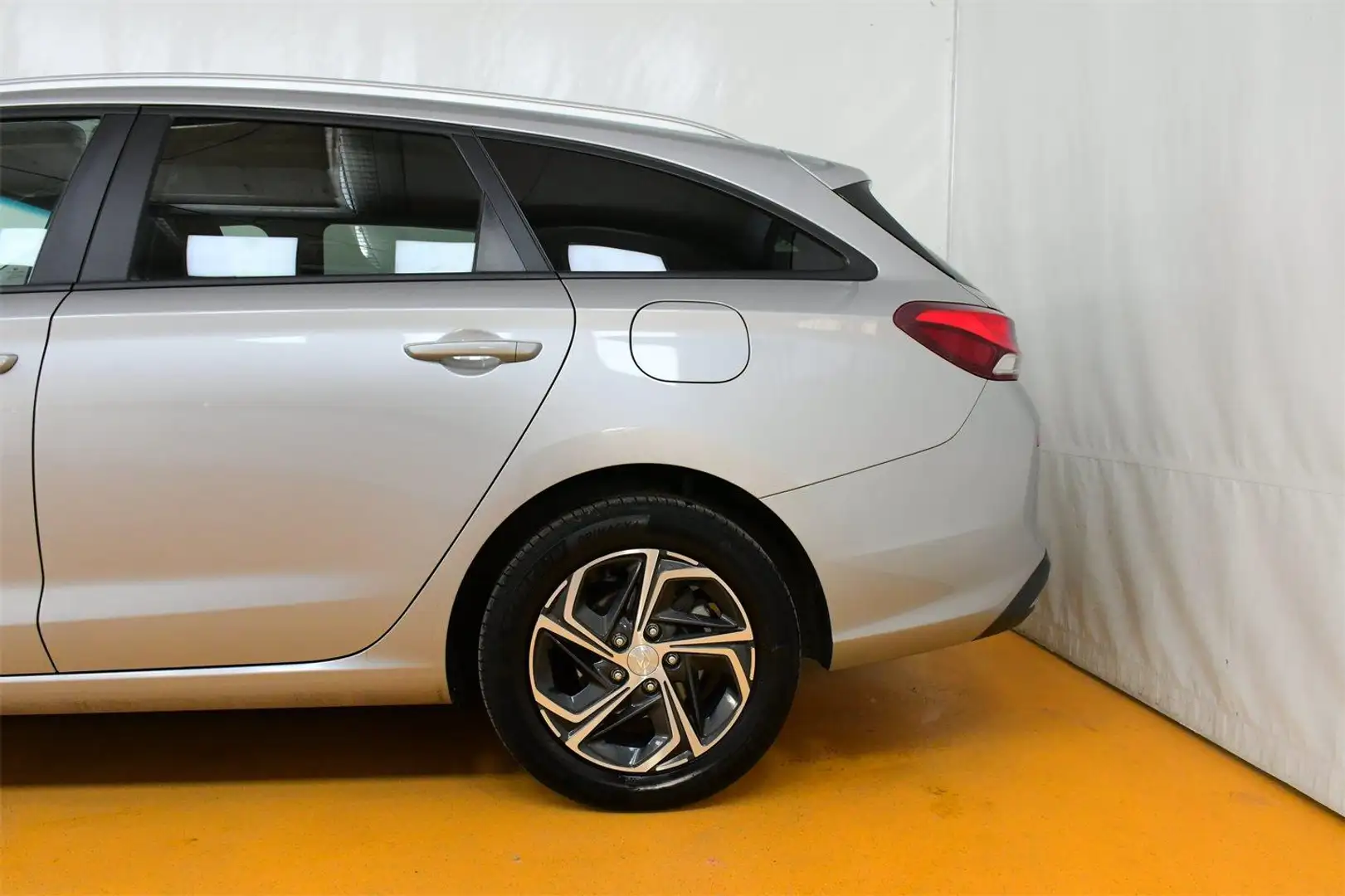 Vehicle image, number 16