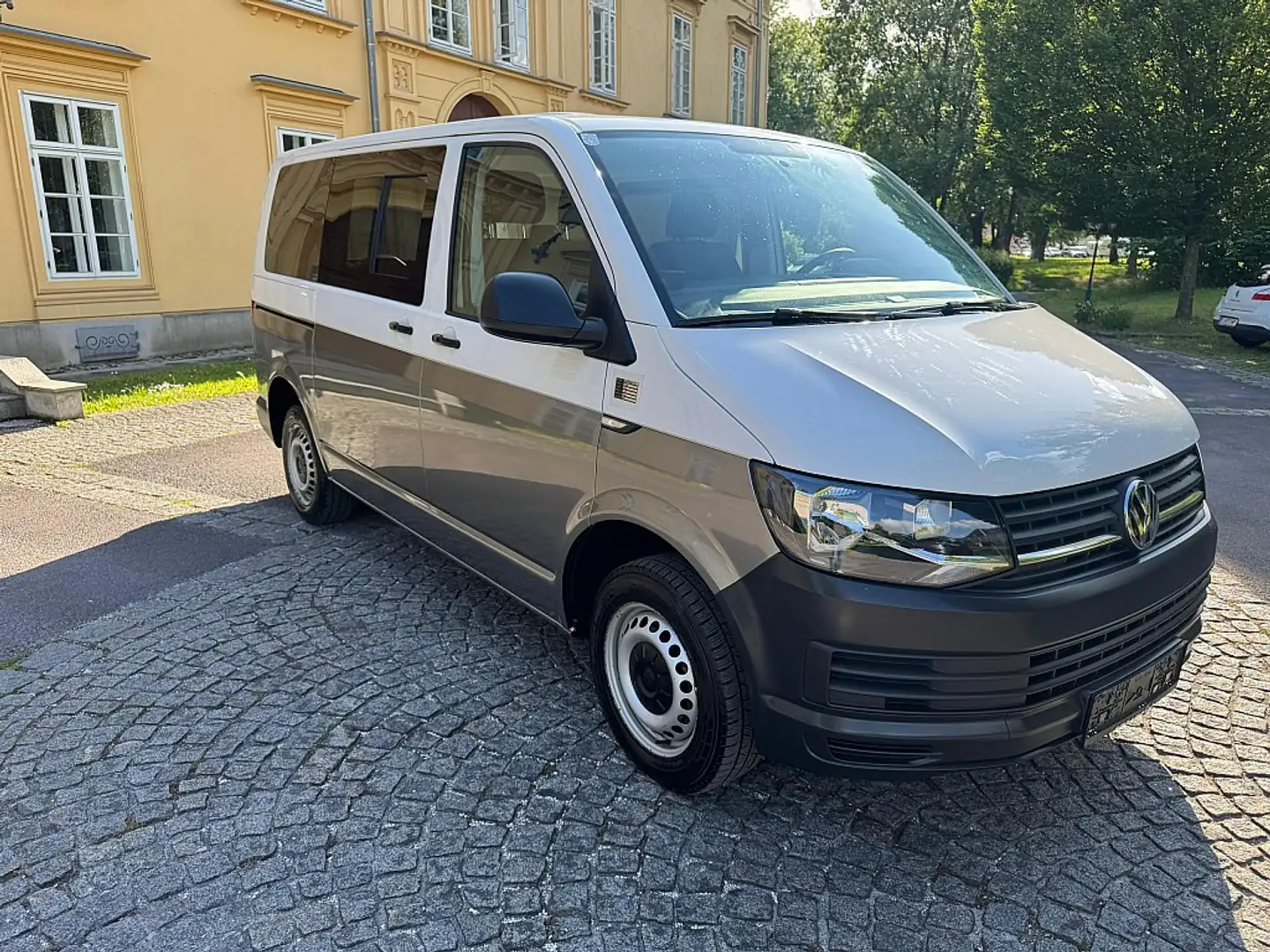 Vehicle image, number 16