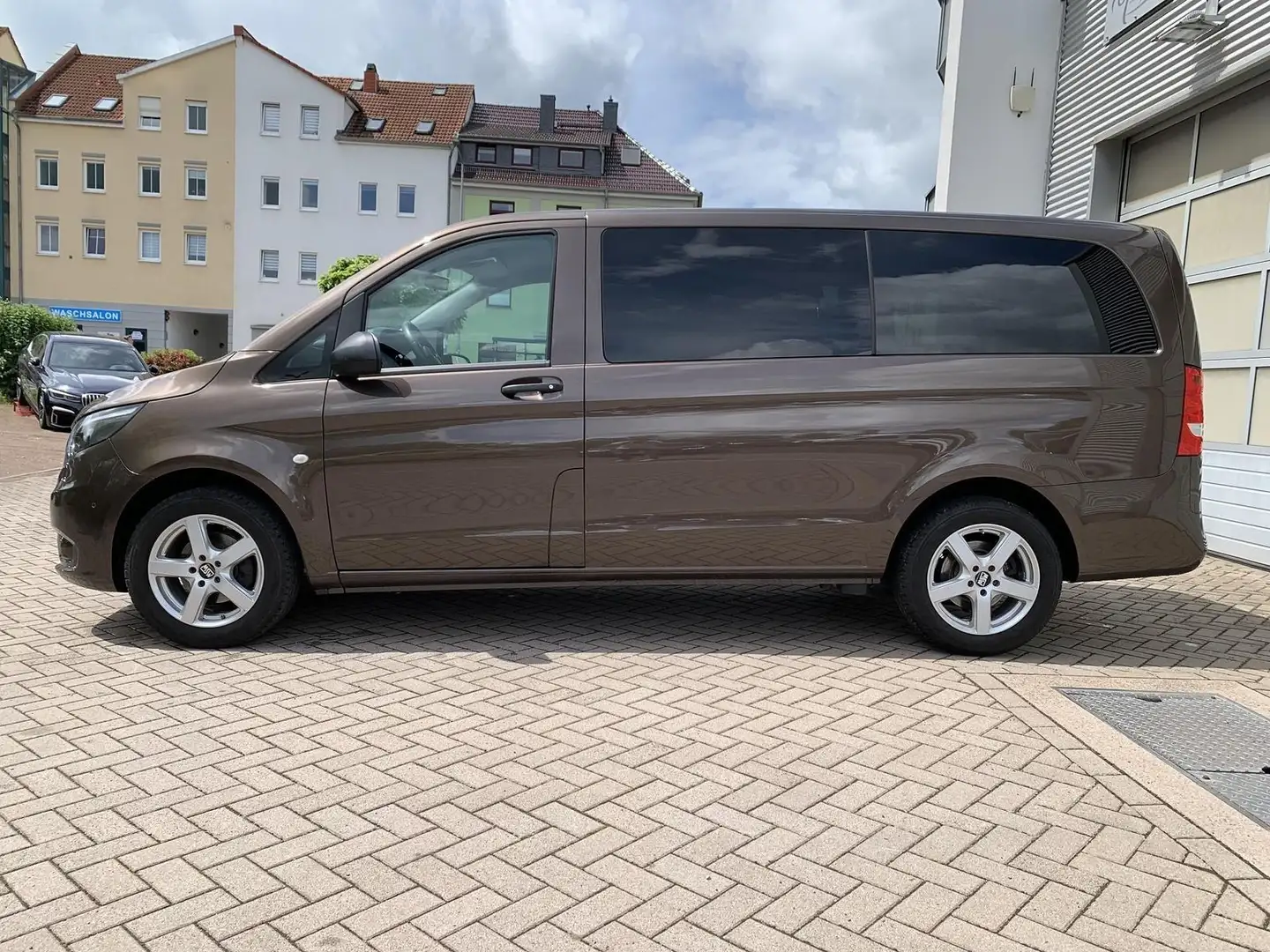 Vehicle image, number 9
