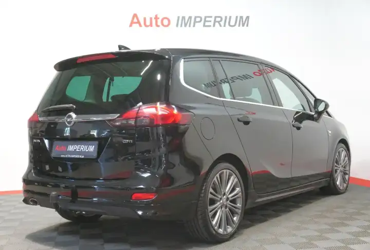 Additional image of the vehicle